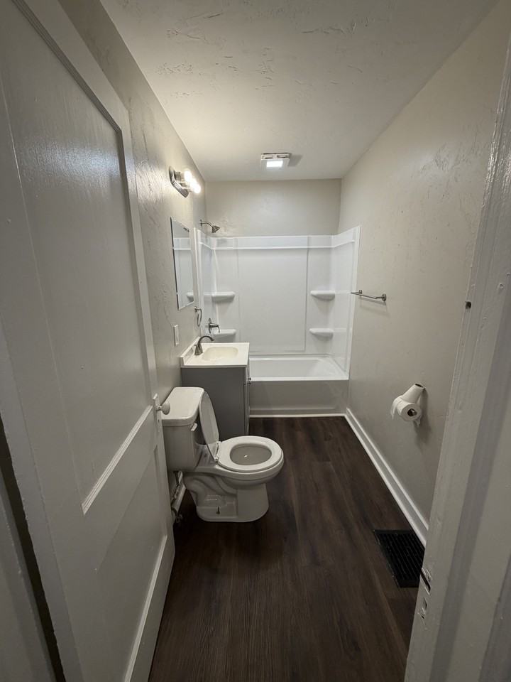 438 Westminster Ave #438UNIT1 - Photo 6 of 8