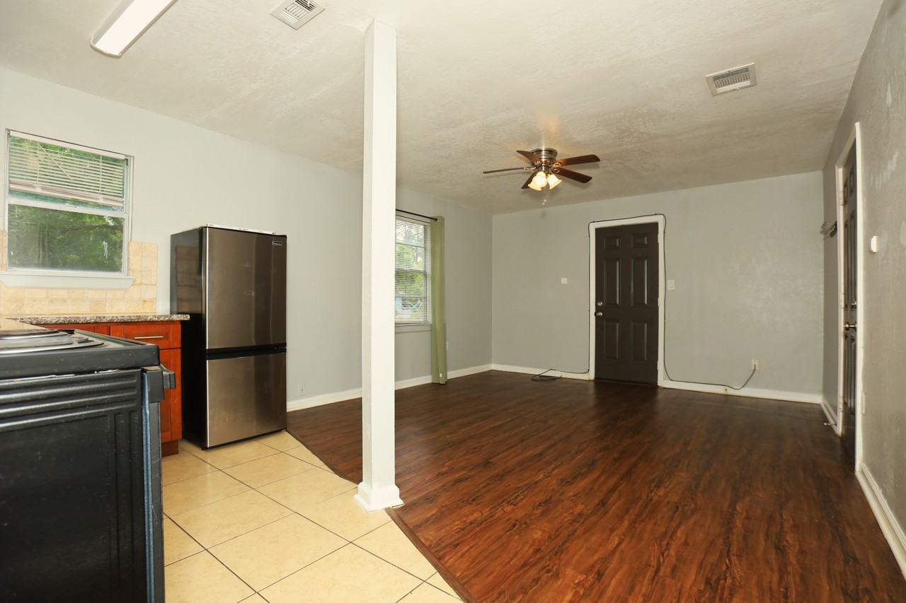 713 S Valderas St #1 - Photo 3 of 10