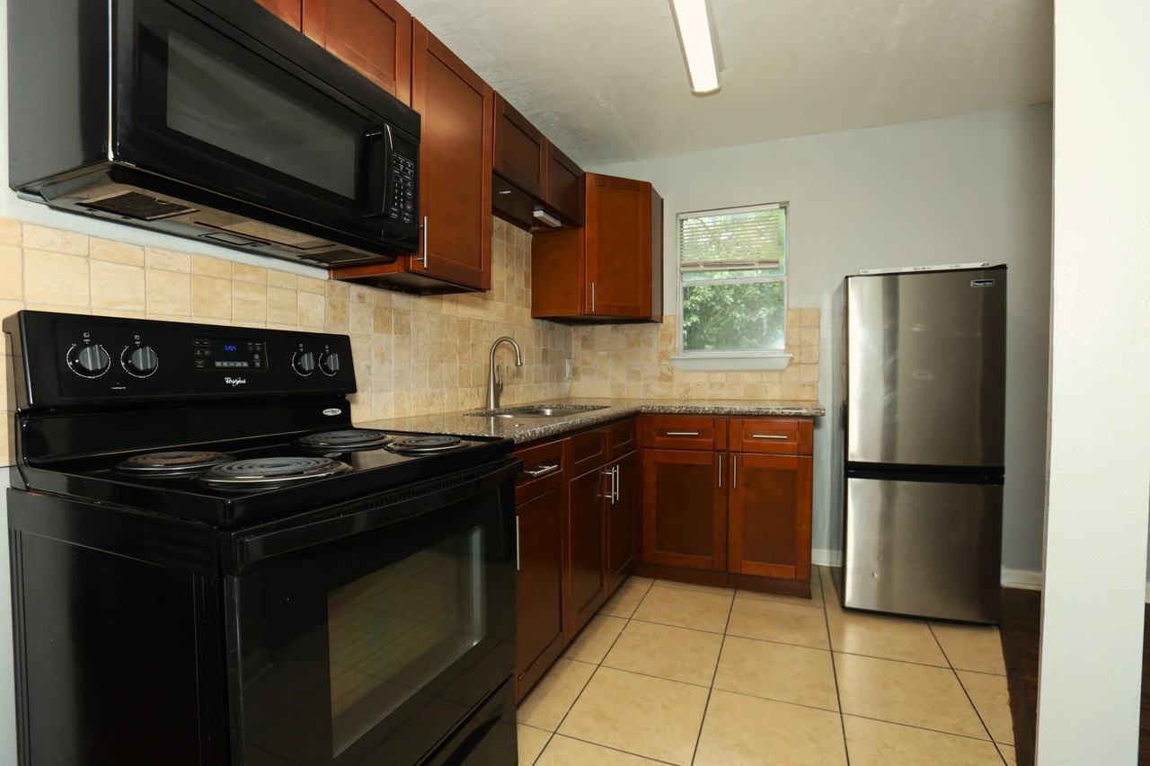 713 S Valderas St #1 - Photo 4 of 10