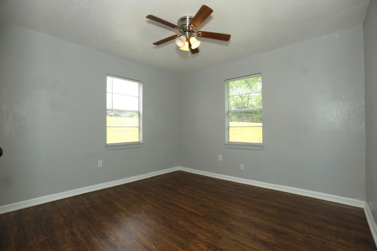 713 S Valderas St #1 - Photo 5 of 10
