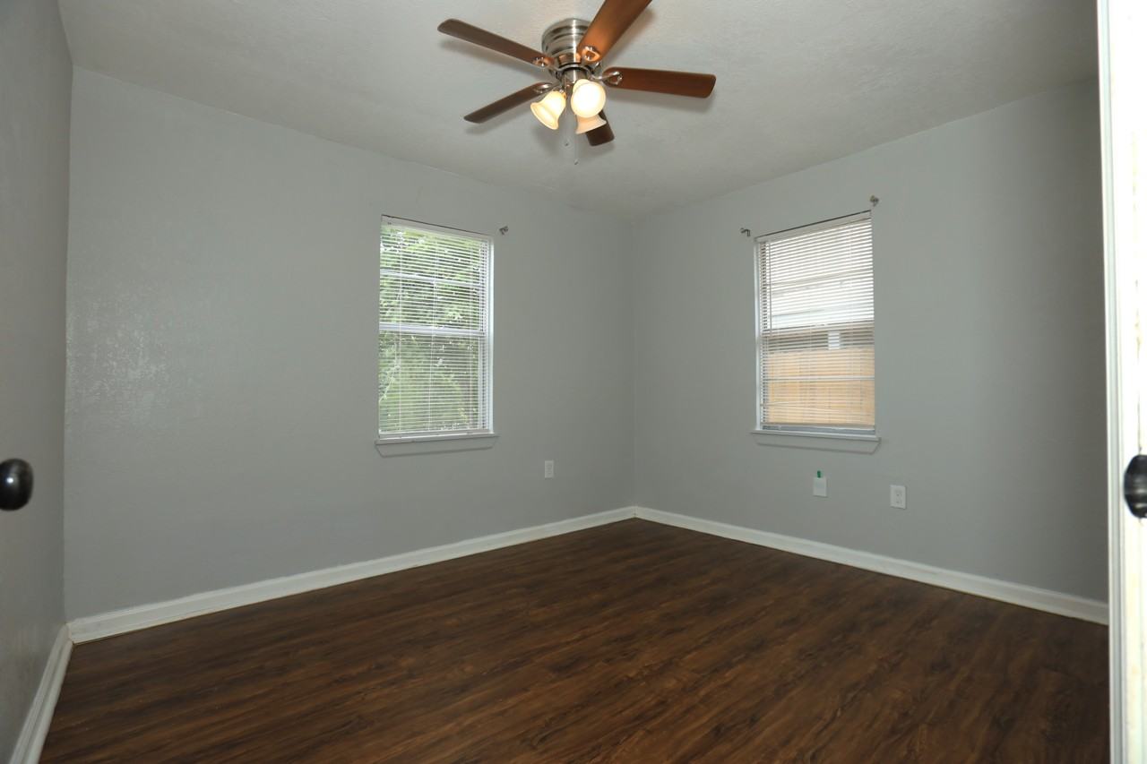 713 S Valderas St #1 - Photo 6 of 10