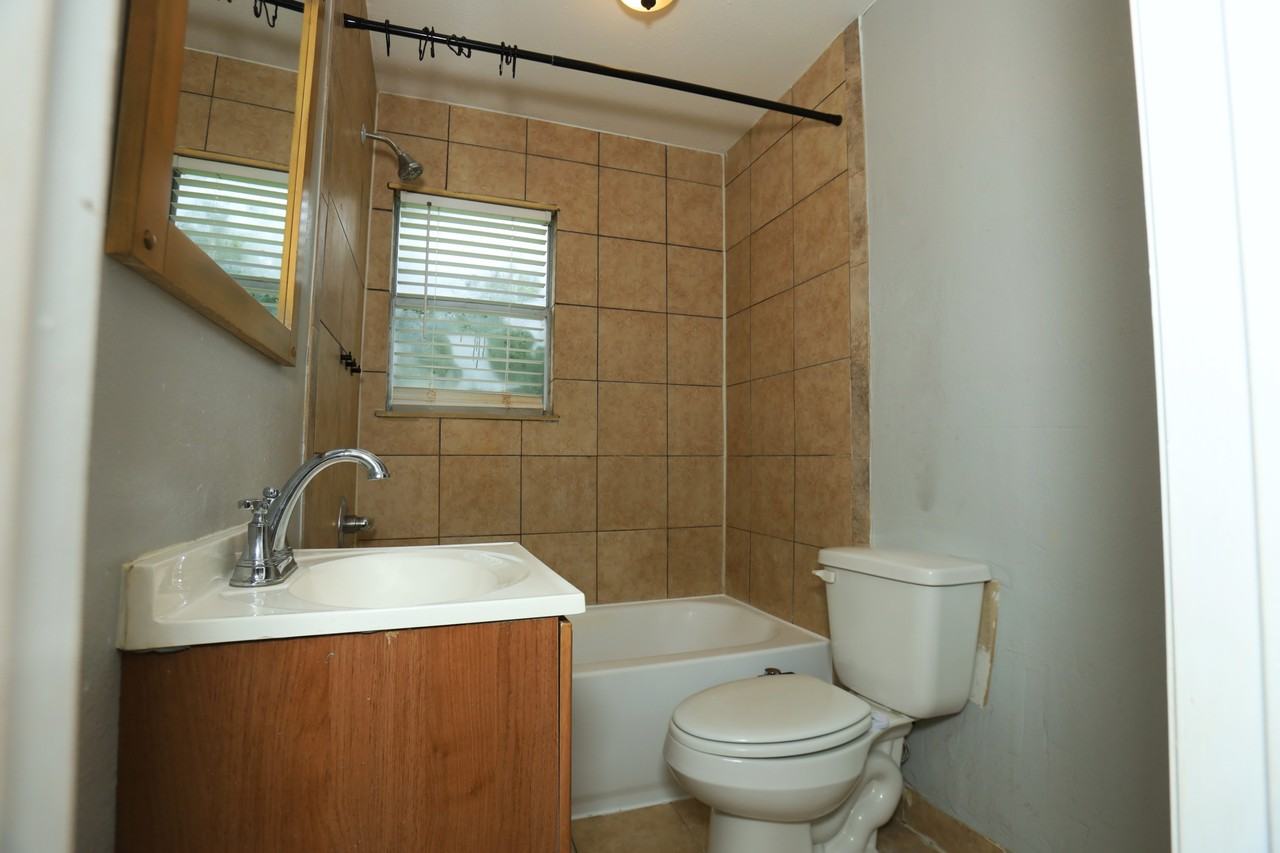 713 S Valderas St #1 - Photo 7 of 10