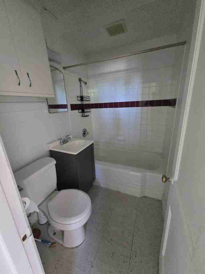813 E Jefferson St #9 - Photo 4 of 5
