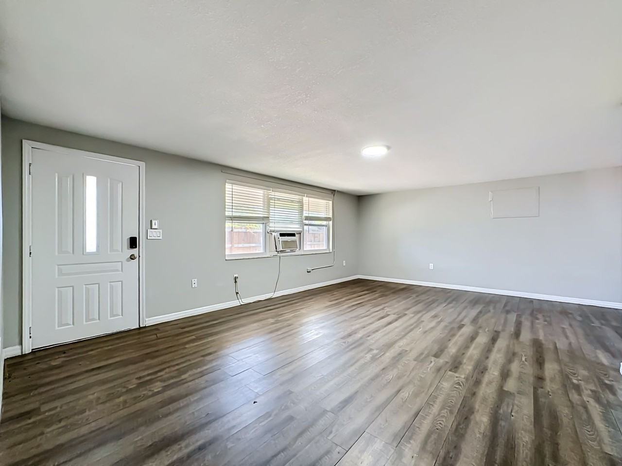 702 21st Ave W - Photo 3 of 31