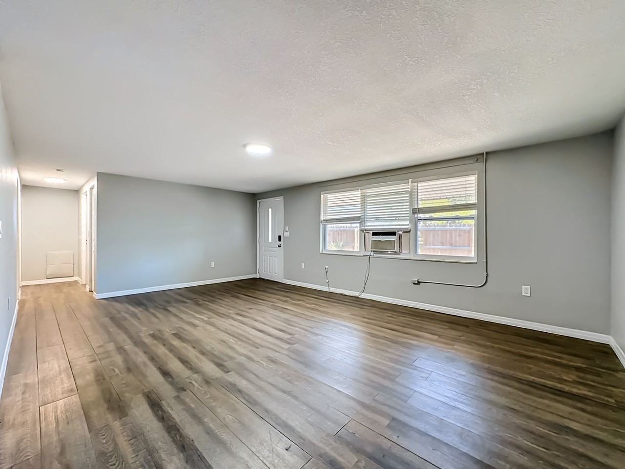 702 21st Ave W - Photo 4 of 31