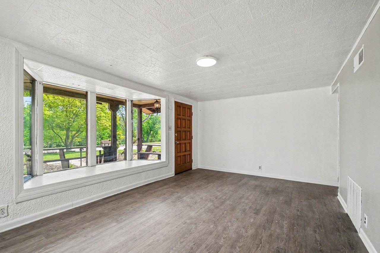 2527 Riverside Dr #1 - Photo 4 of 16