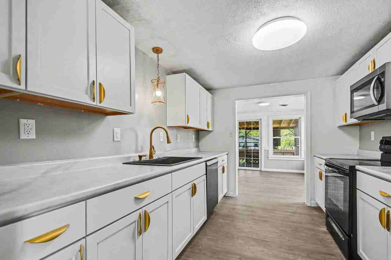 2527 Riverside Dr #1 - Photo 6 of 16