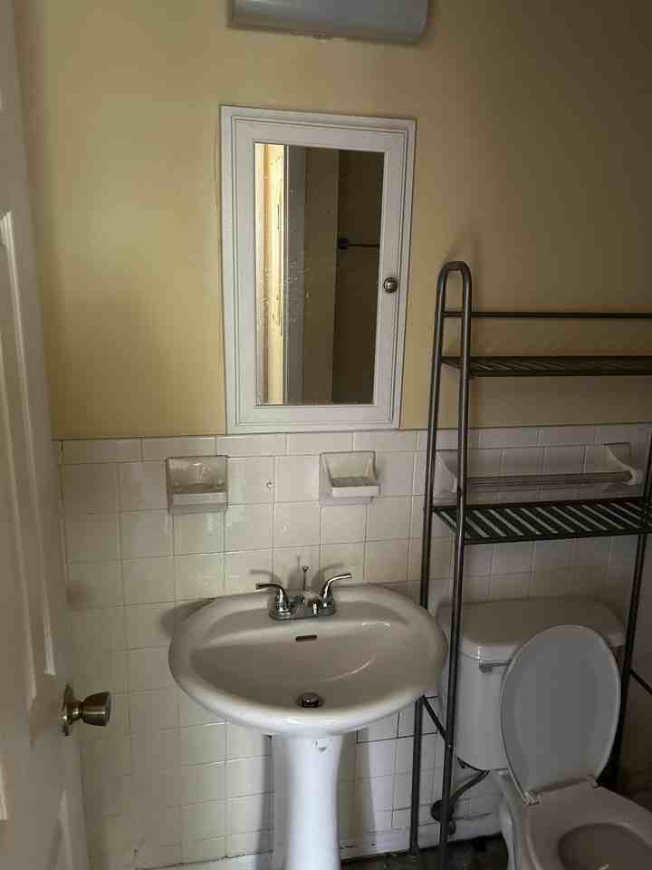 1003 Oak St #A - Photo 6 of 11
