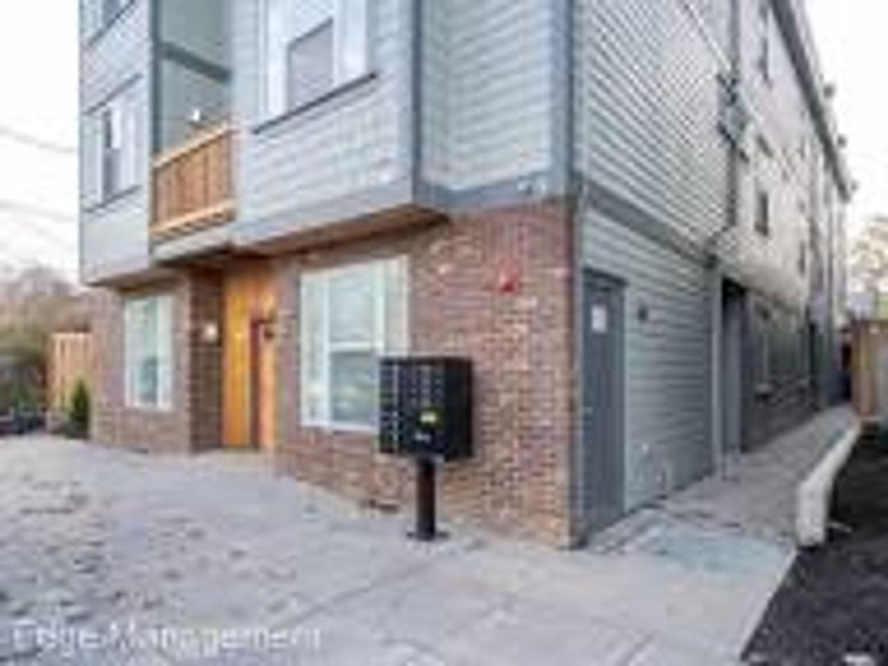 J0459 - Stafford St. Apartments - Photo 2 of 31