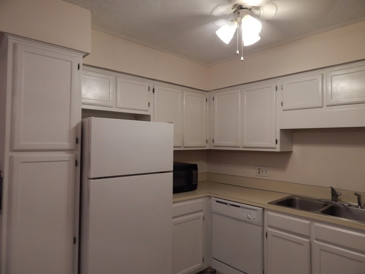 738 Coventry Ln Apt E #E - Photo 2 of 12