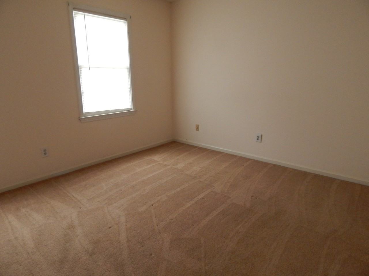 738 Coventry Ln Apt E #E - Photo 5 of 12