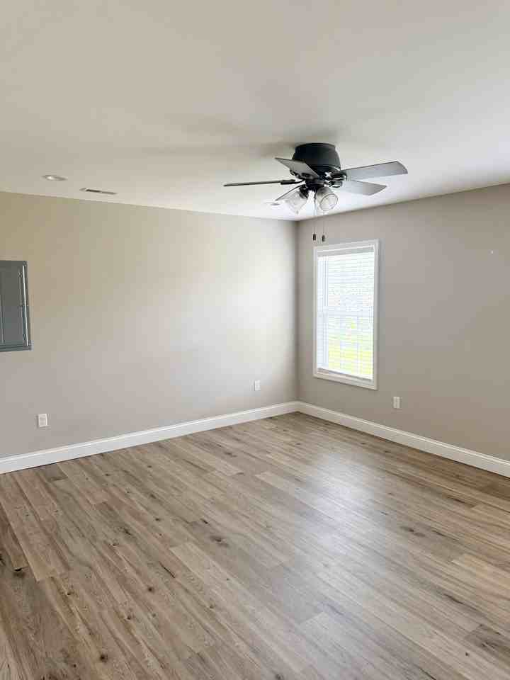295 Oak Grove Cir - Photo 4 of 17