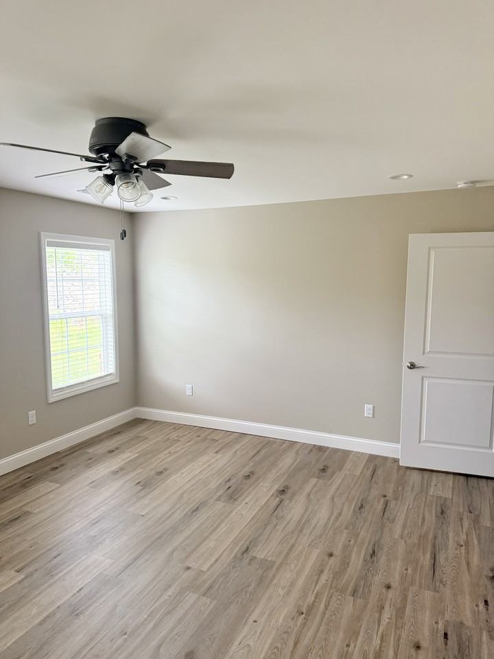 295 Oak Grove Cir - Photo 5 of 17