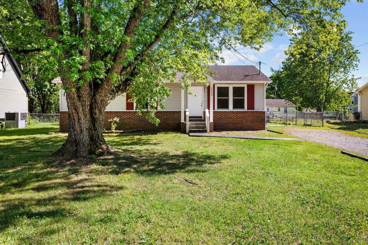 686 Debbie Dr - Photo 2 of 21