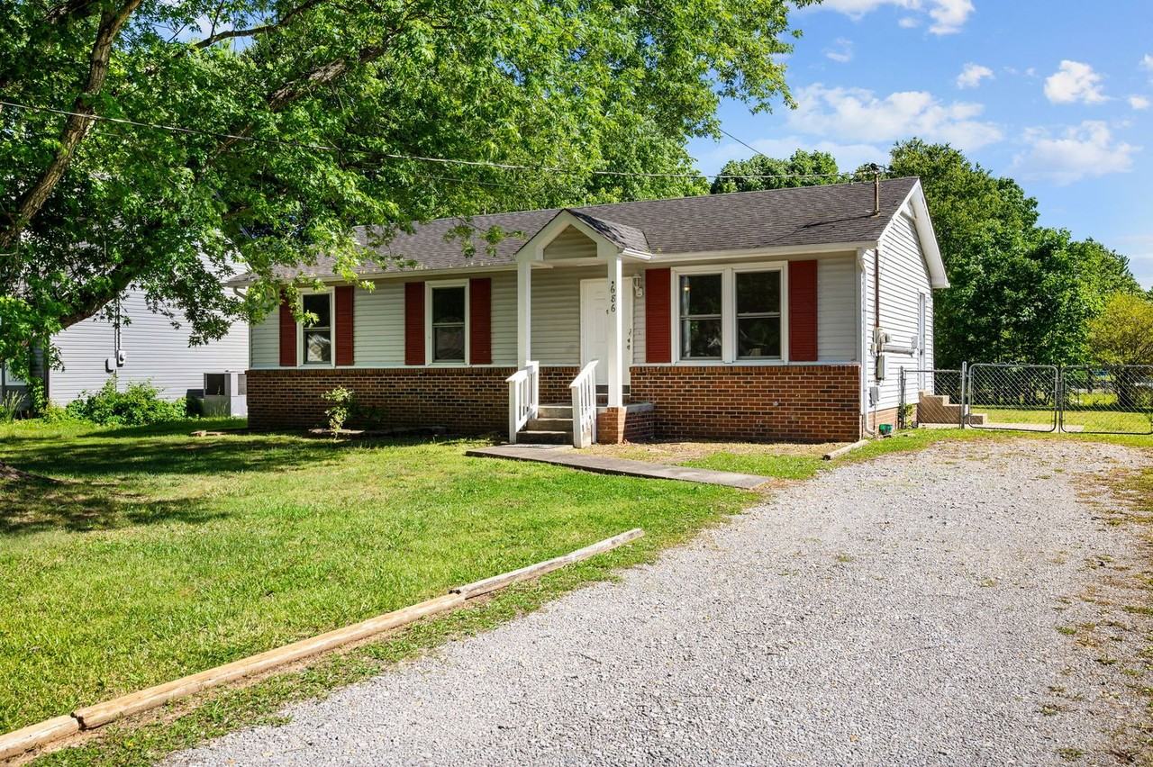 686 Debbie Dr - Photo 3 of 21