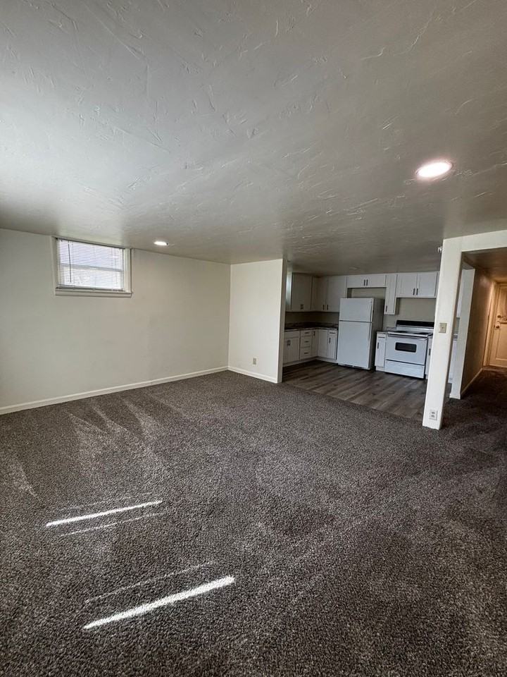 533 Wayne Ave - Photo 3 of 11