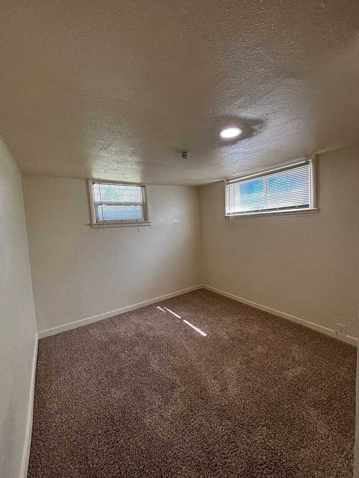 533 Wayne Ave - Photo 5 of 11