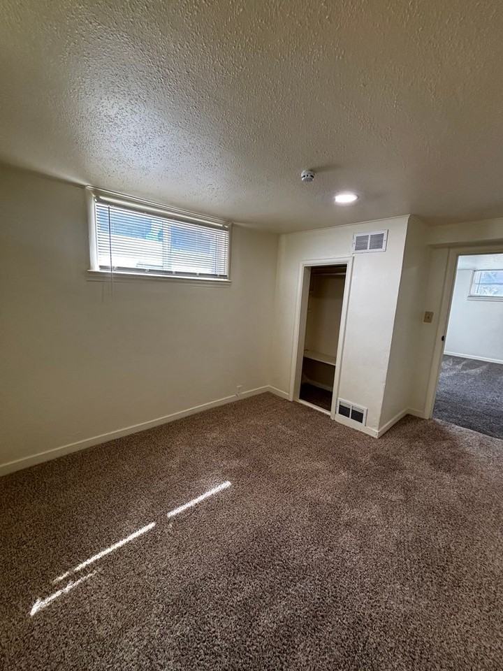 533 Wayne Ave - Photo 6 of 11