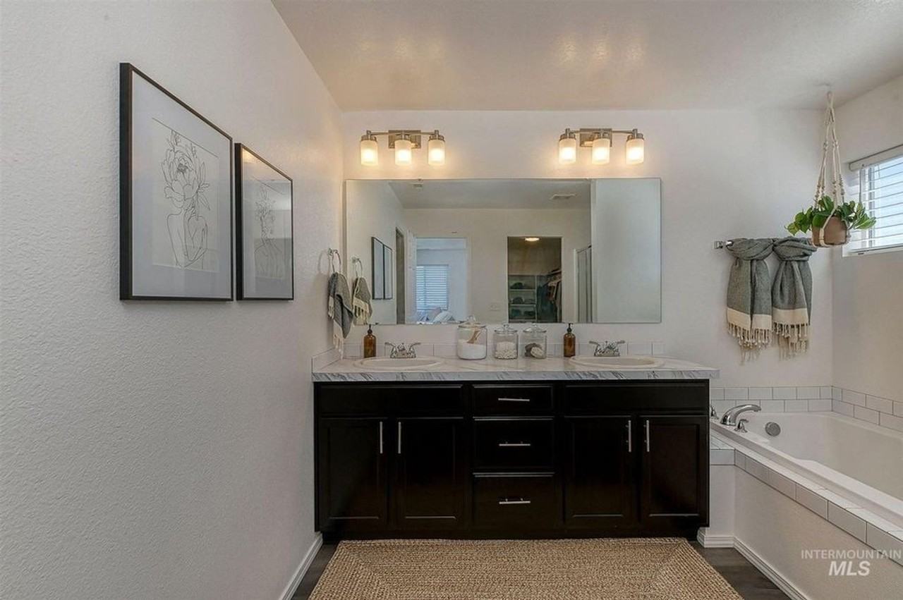 733 S Flintstone Ave - Photo 2 of 32