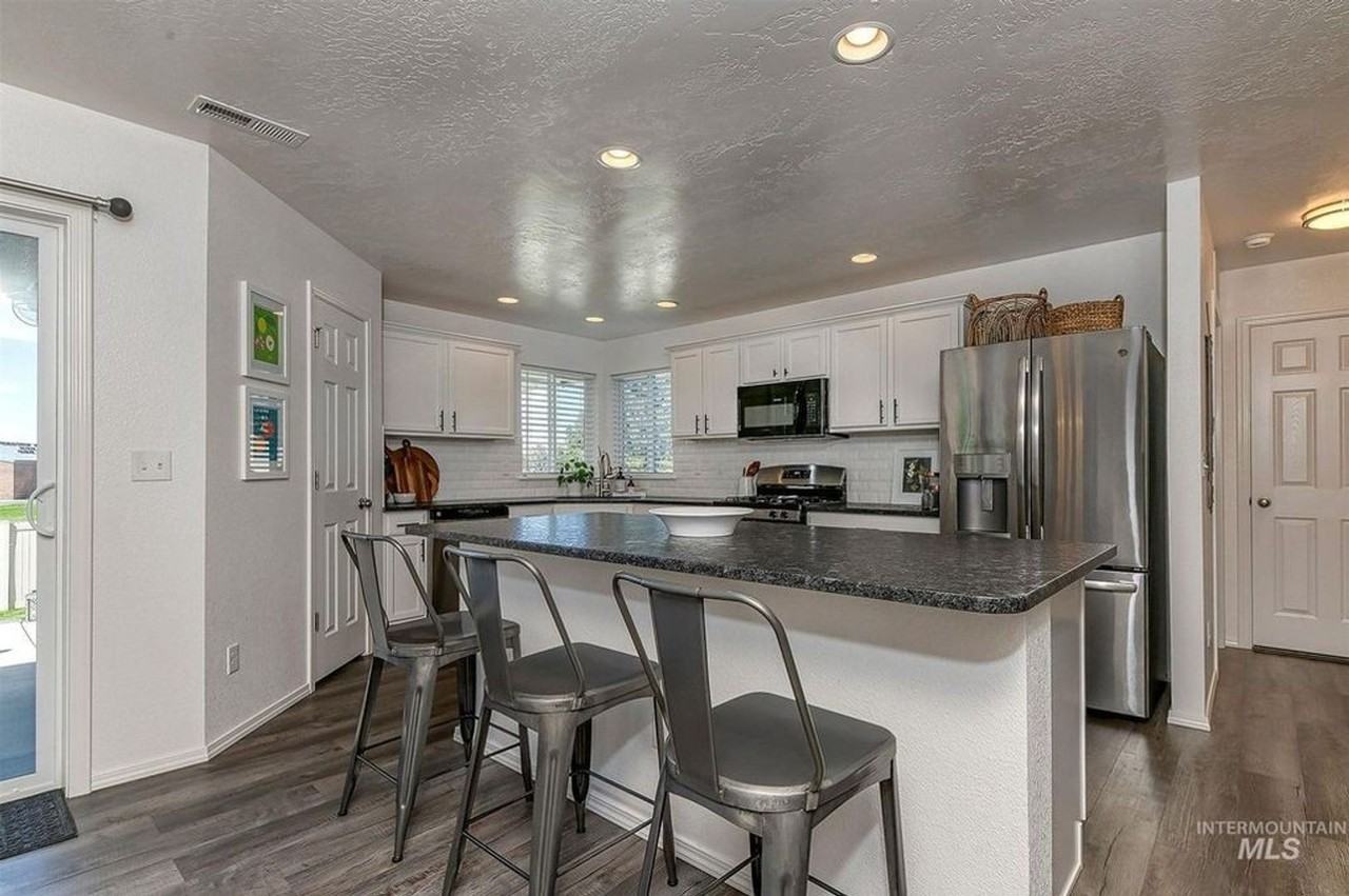 733 S Flintstone Ave - Photo 4 of 32
