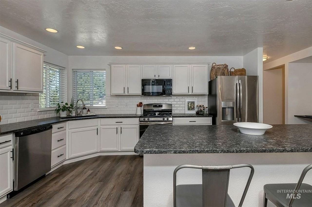 733 S Flintstone Ave - Photo 7 of 32