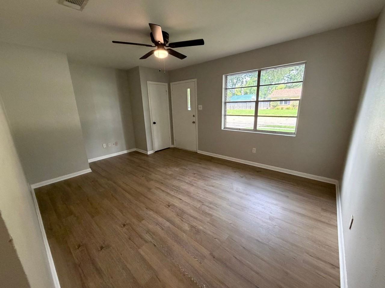 1401 Gardenia St - Photo 2 of 12