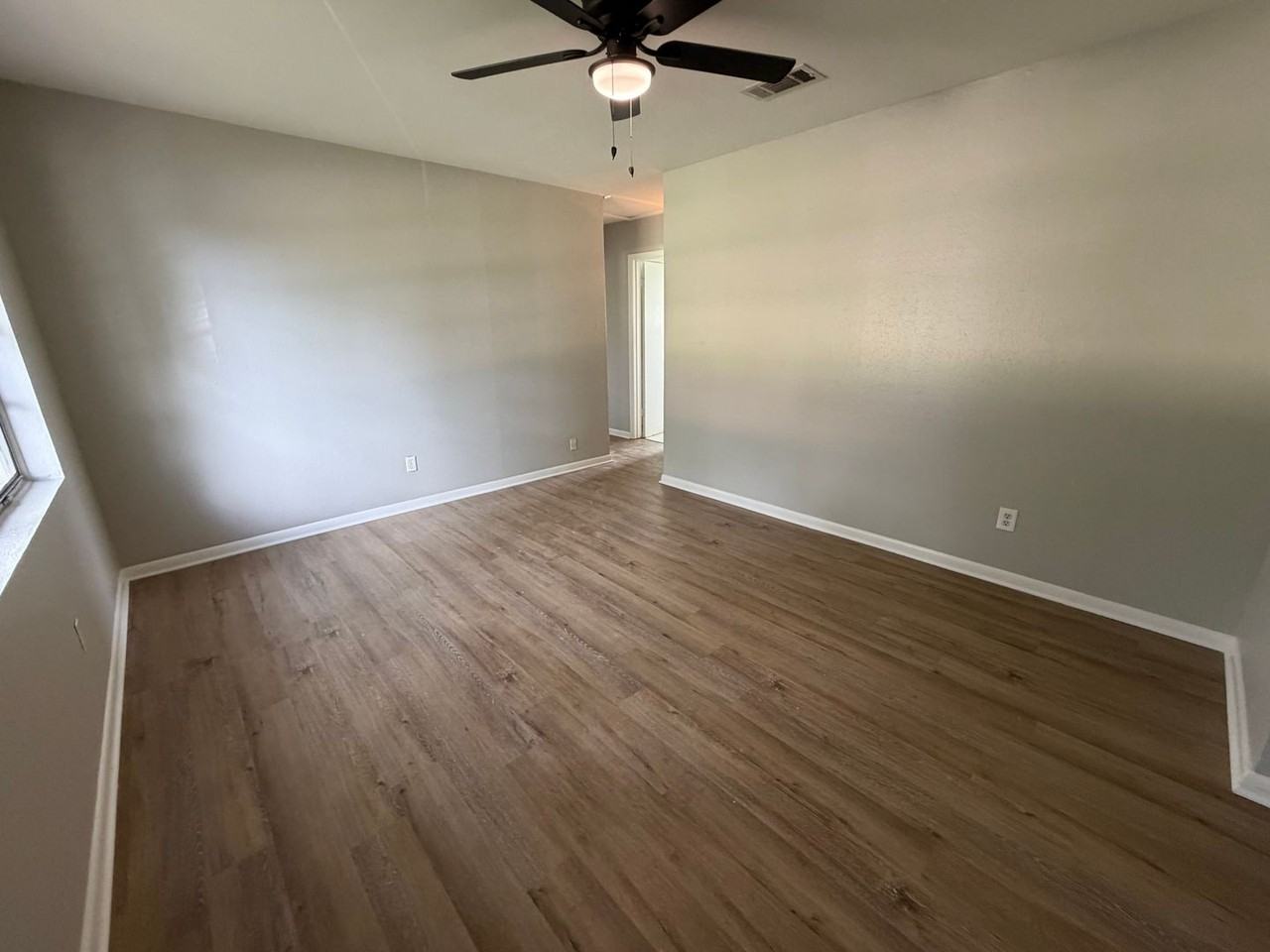 1401 Gardenia St - Photo 3 of 12
