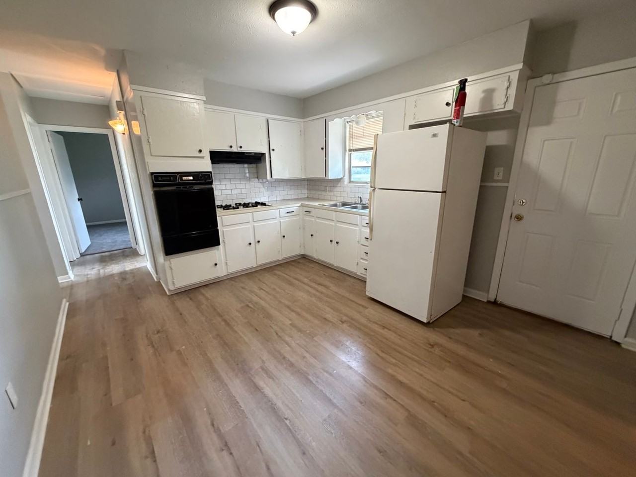 1401 Gardenia St - Photo 5 of 12