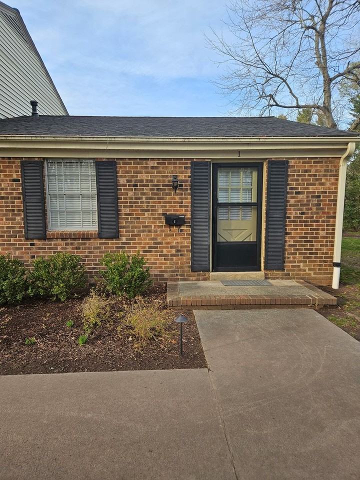1002 Willow Dr #1