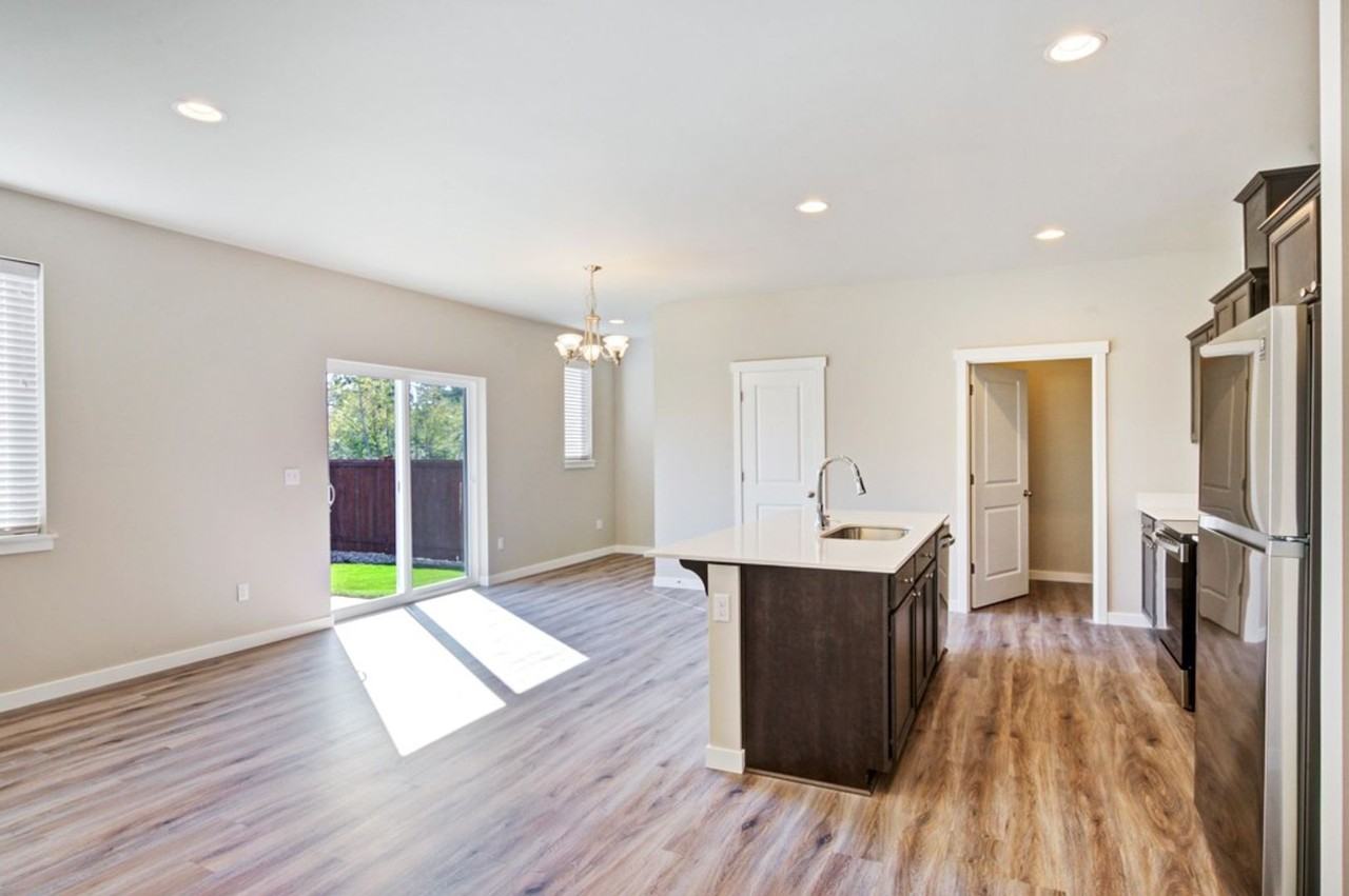 8410 63rd Pl Ne - Photo 2 of 20