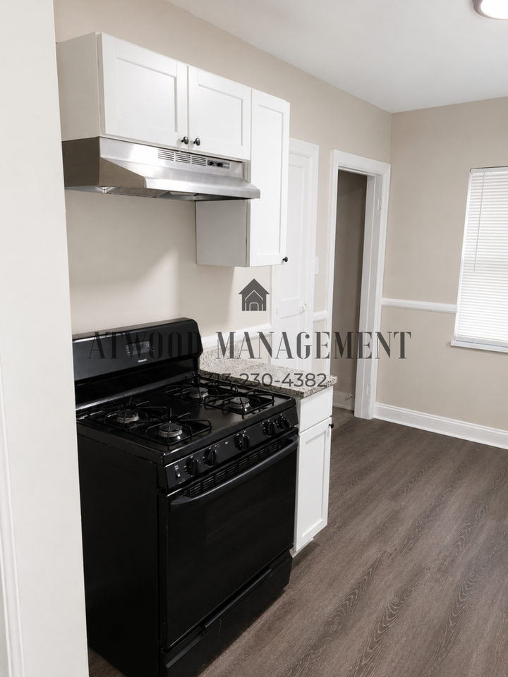 10015 Robson St - Photo 4 of 12