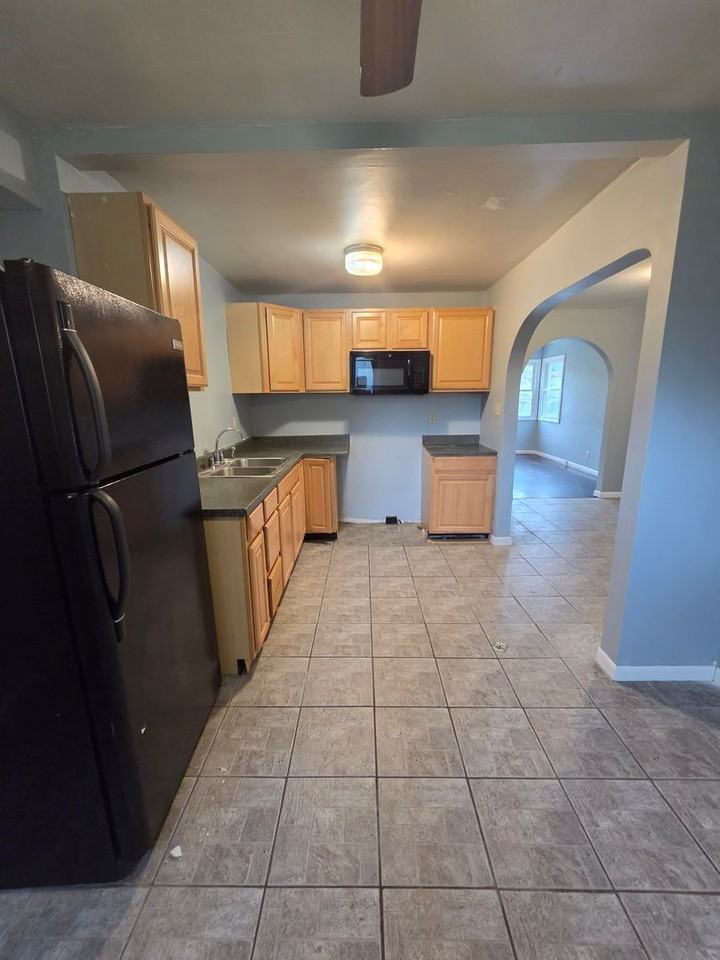 528 E 38th St - Photo 5 of 13