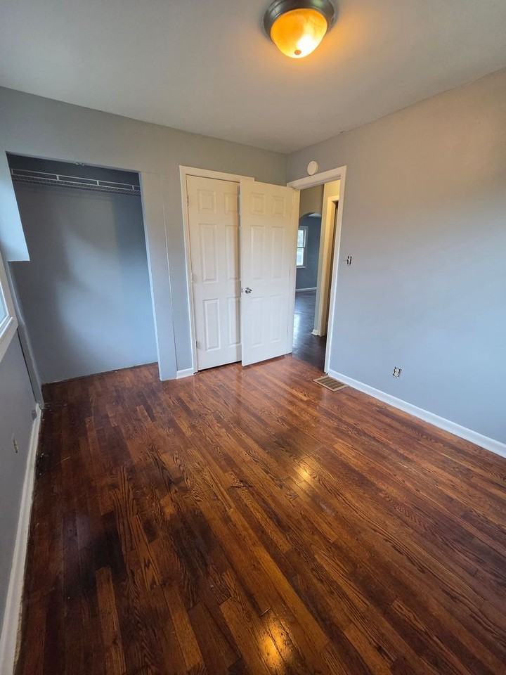 528 E 38th St - Photo 7 of 13