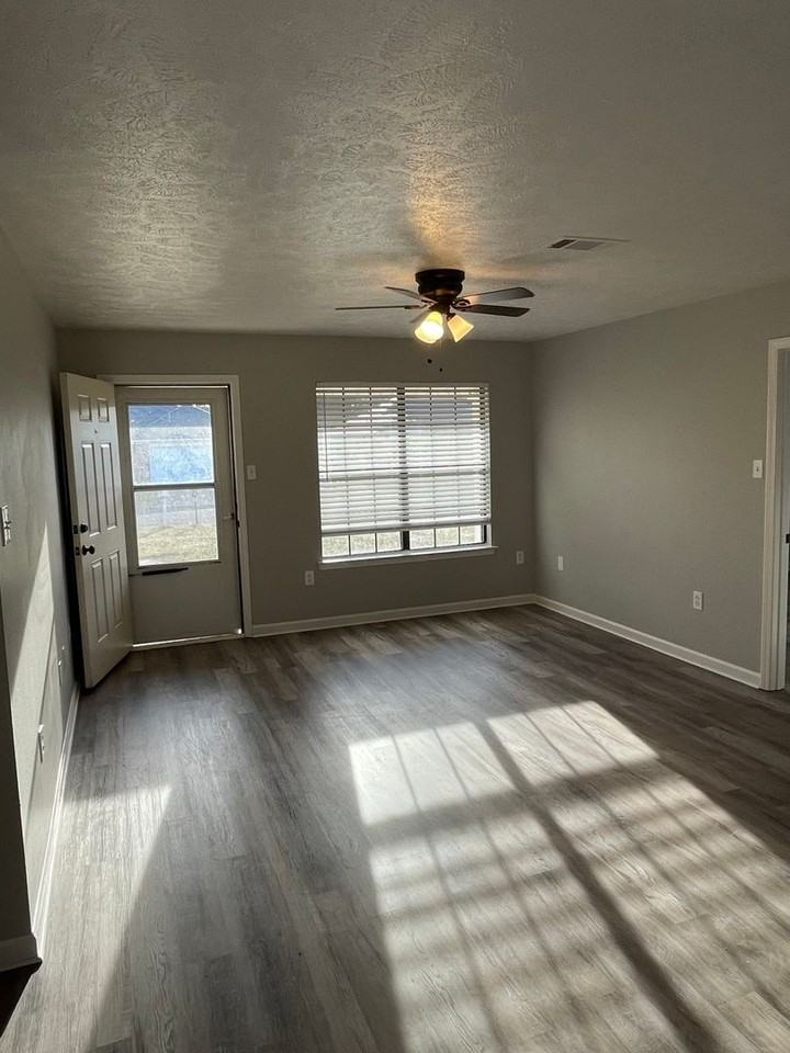 1415 Huebner St - Photo 2 of 16