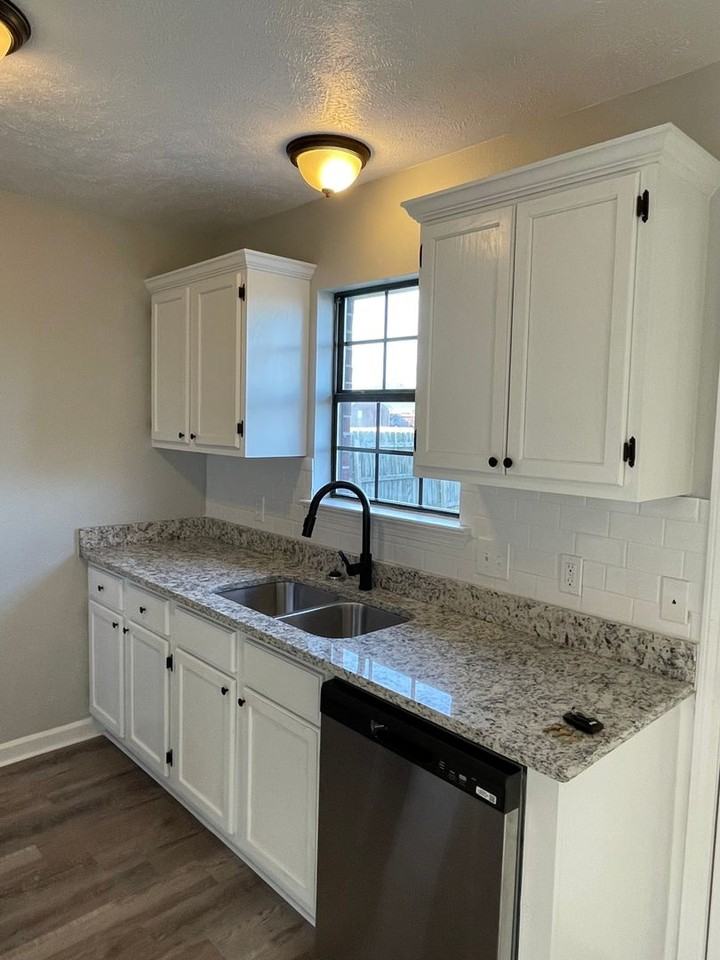 1415 Huebner St - Photo 4 of 16