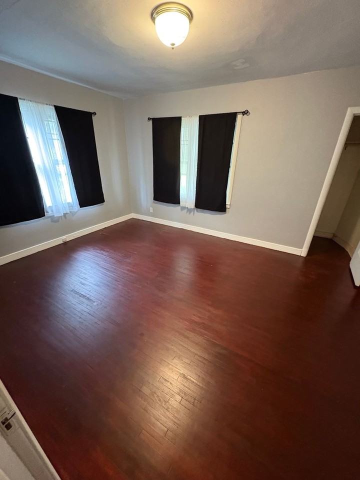 440 Cutler St - Photo 4 of 10