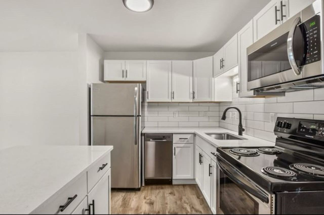 1207 E Wilson St - Photo 2 of 33