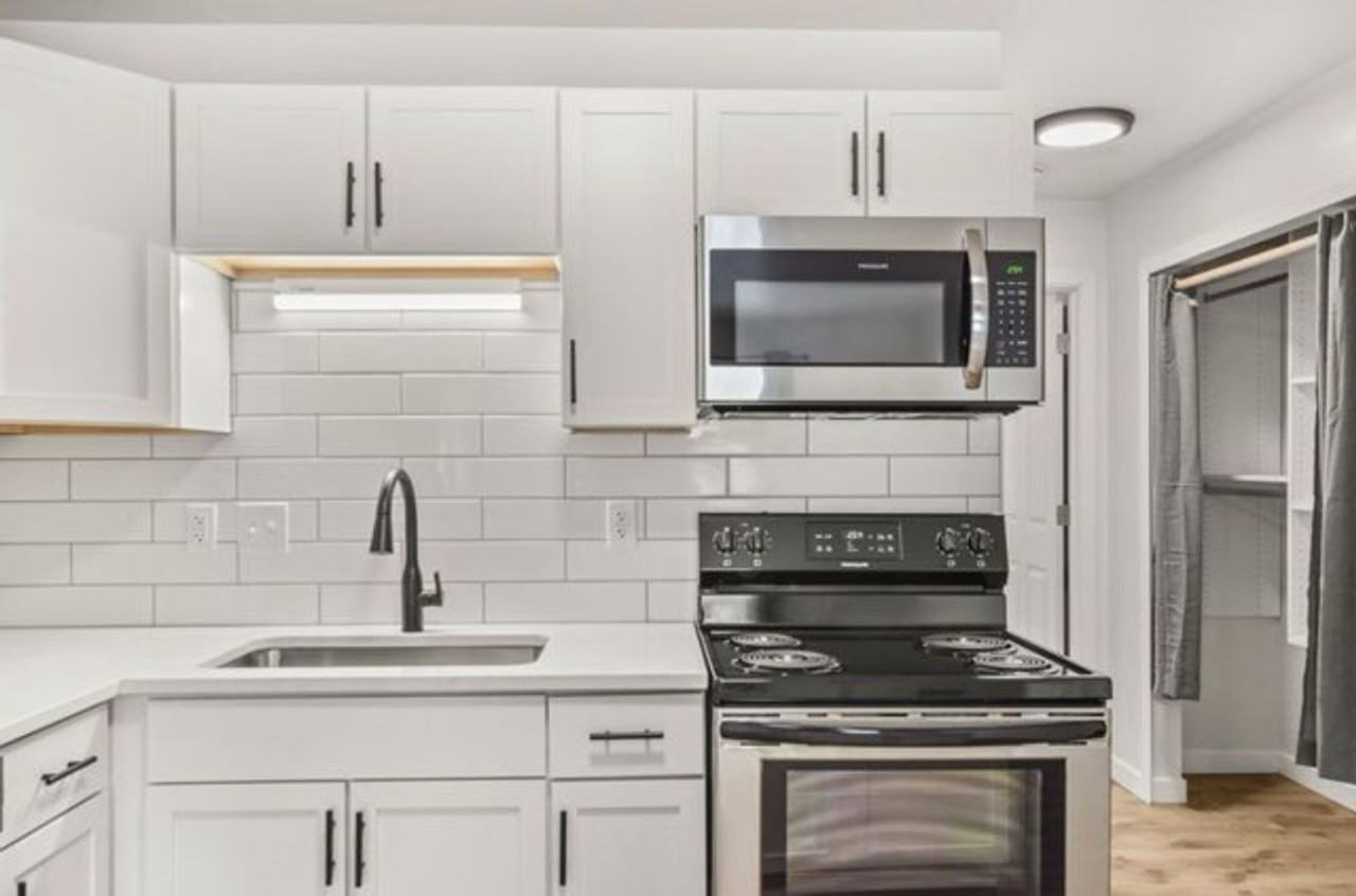1207 E Wilson St - Photo 3 of 33