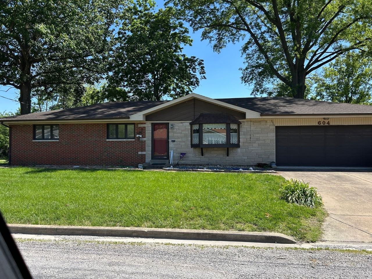 604 W Van Buren St - Photo 2 of 6