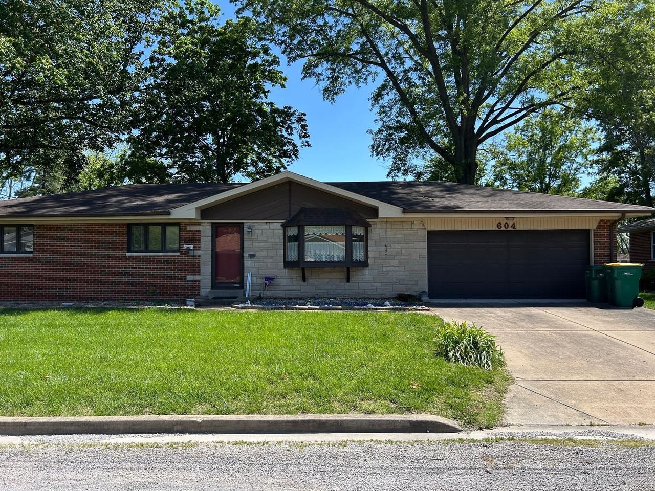 604 W Van Buren St - Photo 3 of 6