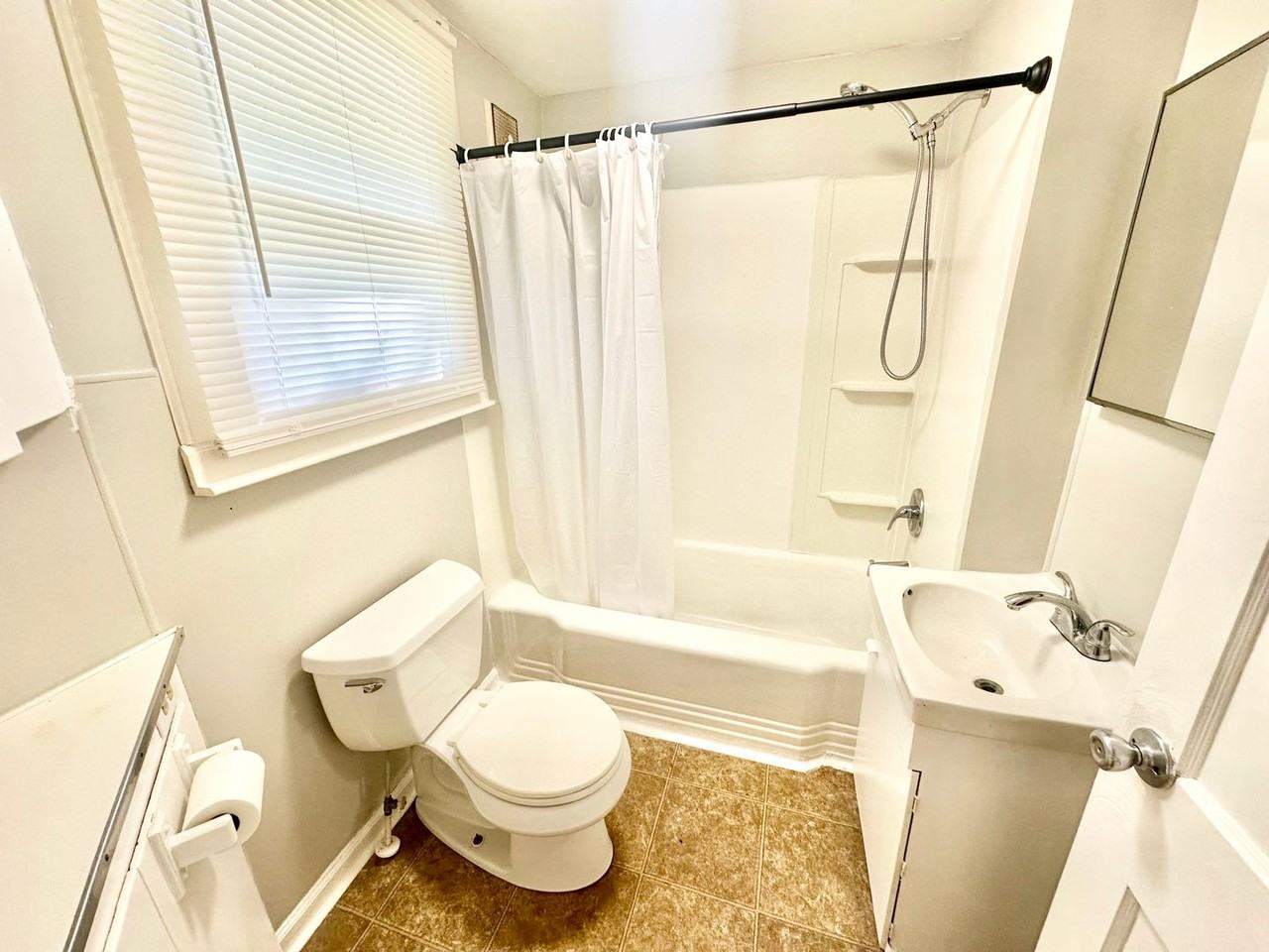 121 Henry St - Photo 3 of 10
