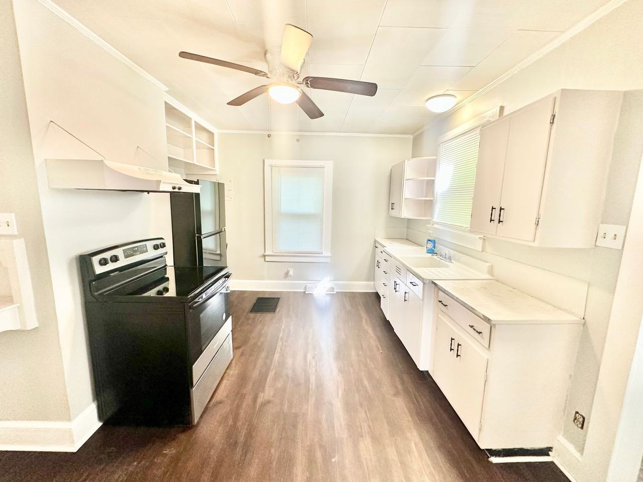 121 Henry St - Photo 5 of 10