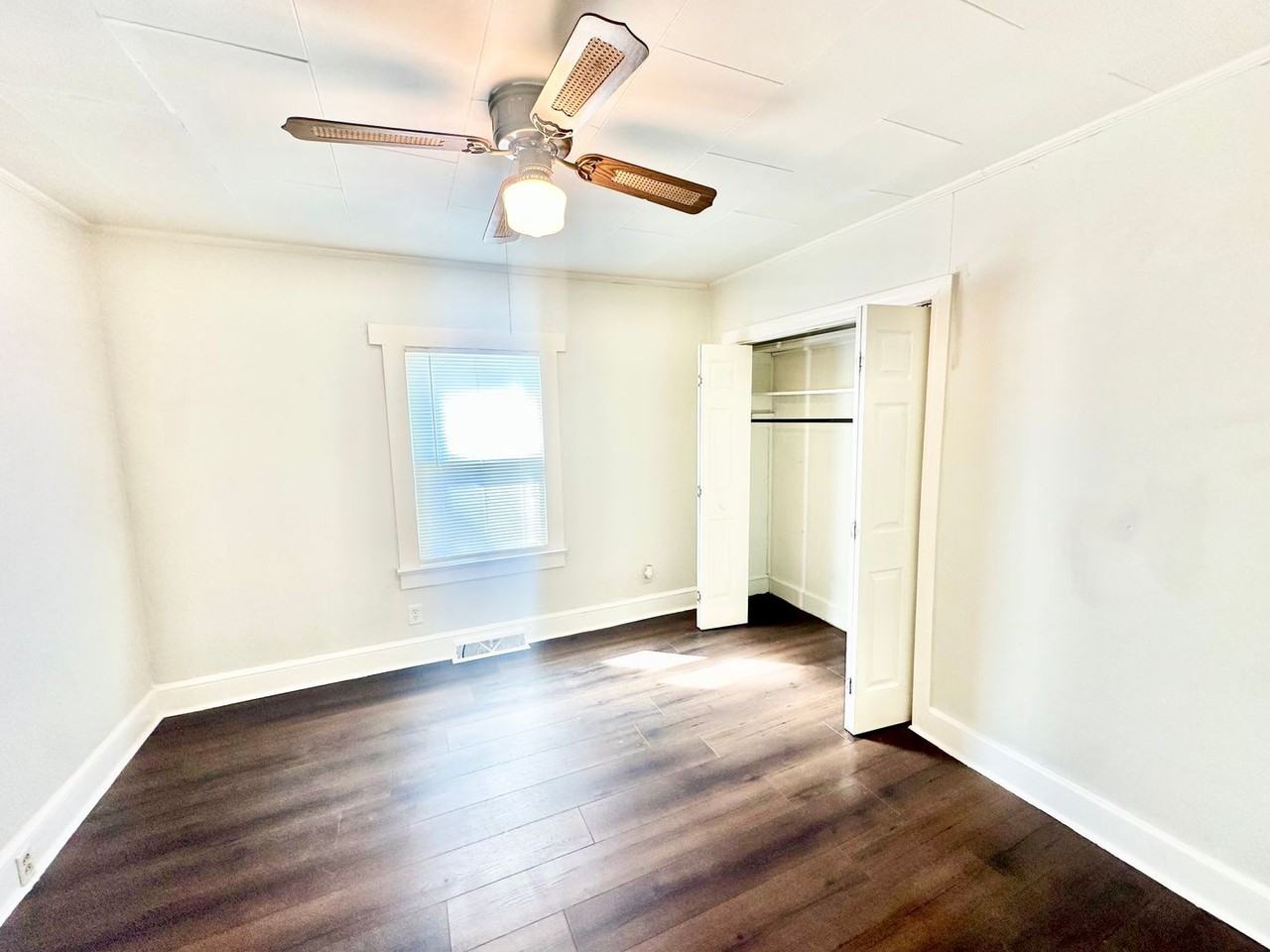 121 Henry St - Photo 7 of 10