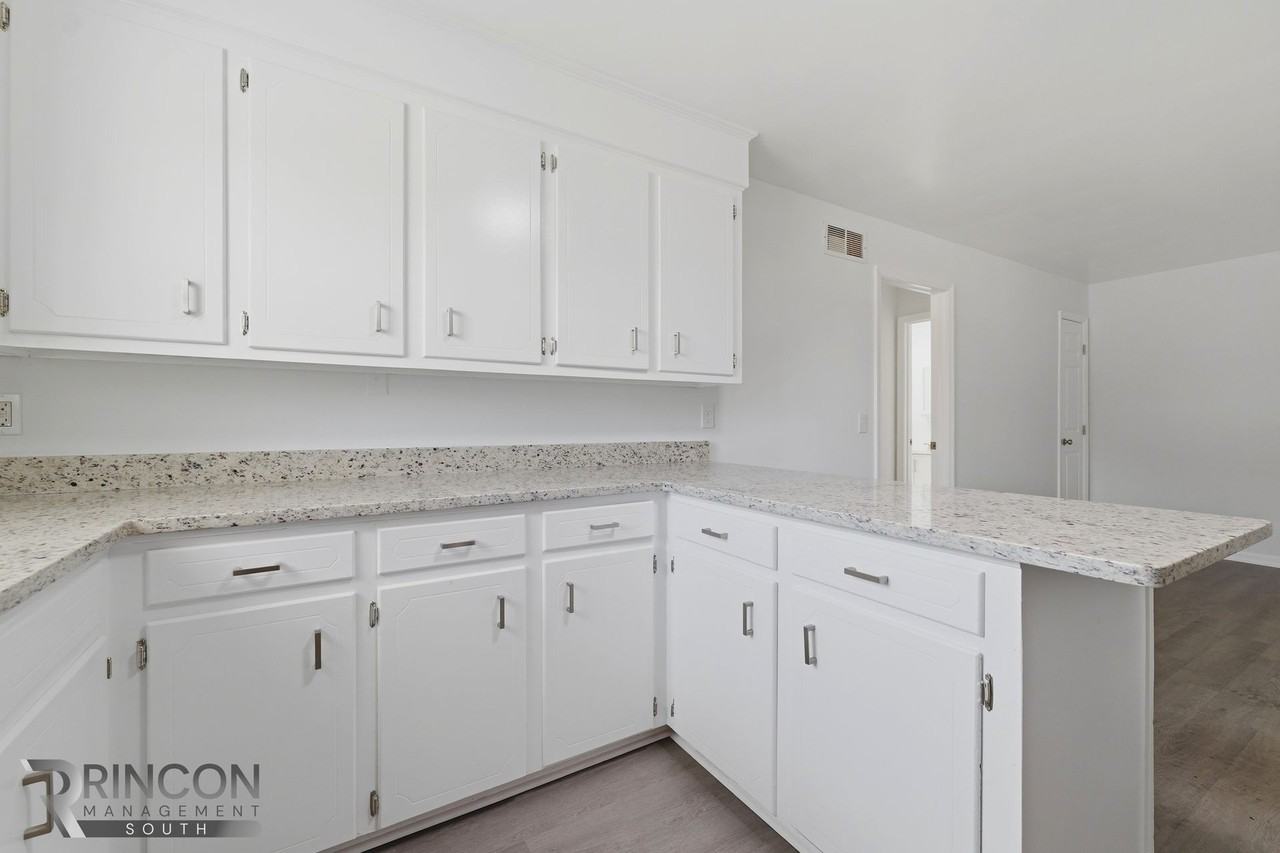 Fully Renovated 2 Bedroom Apartment - Photo 6 of 9