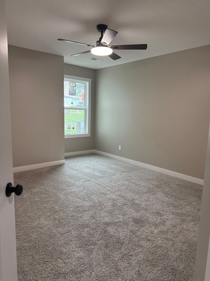 Benton duplex - Photo 2 of 15