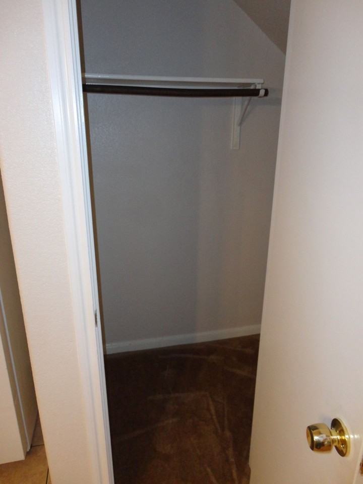 Nice 4 bedroom house close to down town! - Photo 3 of 36