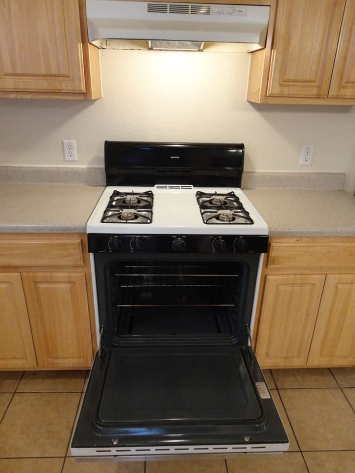 Nice 4 bedroom house close to down town! - Photo 6 of 36