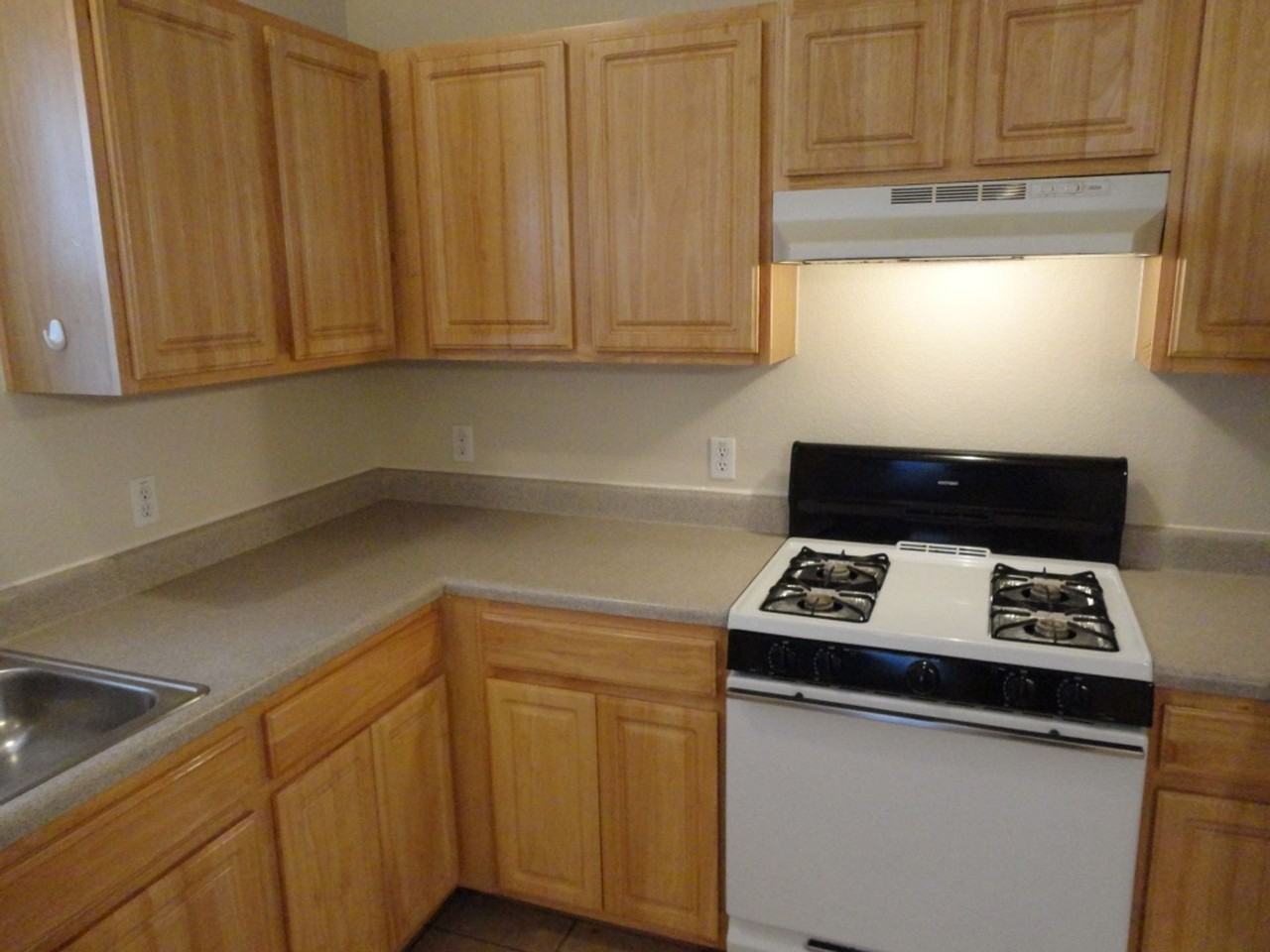 Nice 4 bedroom house close to down town! - Photo 7 of 36