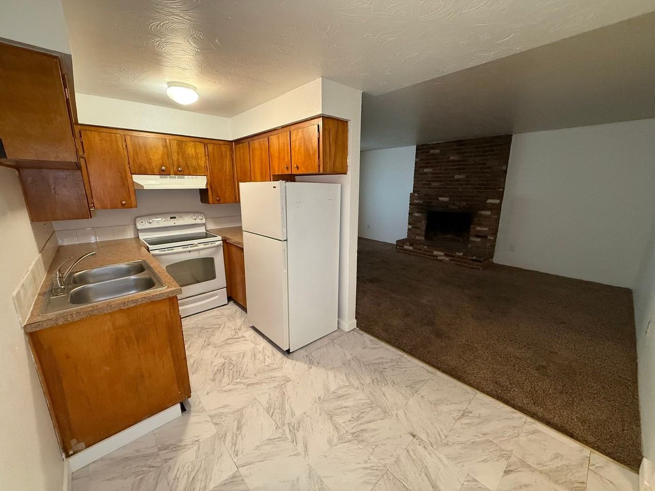 943 East Augusta Avenue - Photo 4 of 9