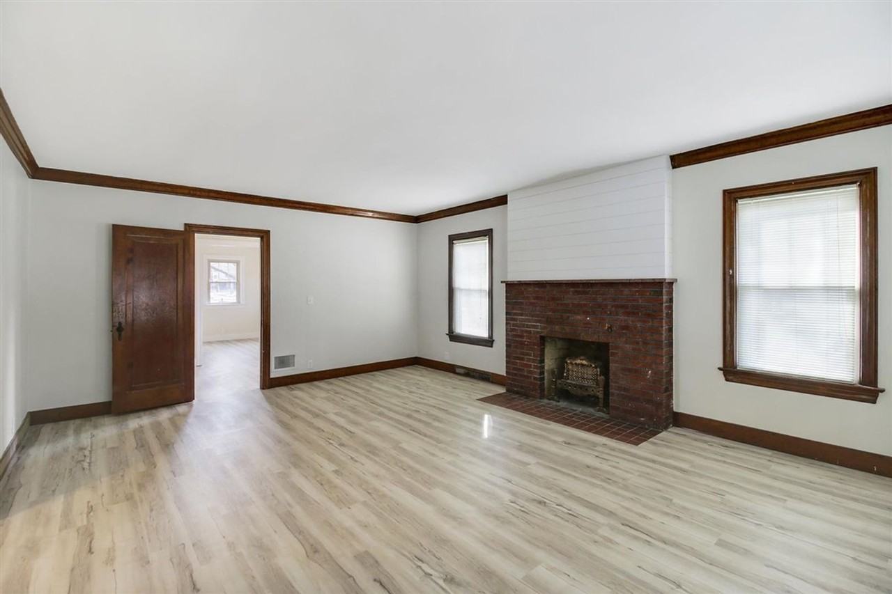 713 W Green St - Photo 4 of 28